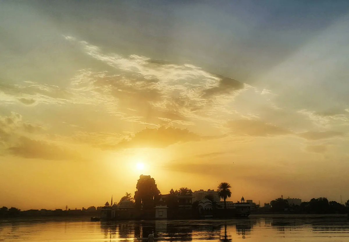 RT <a href="/JainDayansh/">Dayansh Jain</a>: Sunsets are proof that ending can often be beautiful too.
#sunset #sunsetphotography #kota #kotacityblog #kotarajasthan #sunsetsky #sunsets_oftheworld #teampixel #evening #golden #kotatourism #reelitfeelit #portrait #landscape #mobilepho…