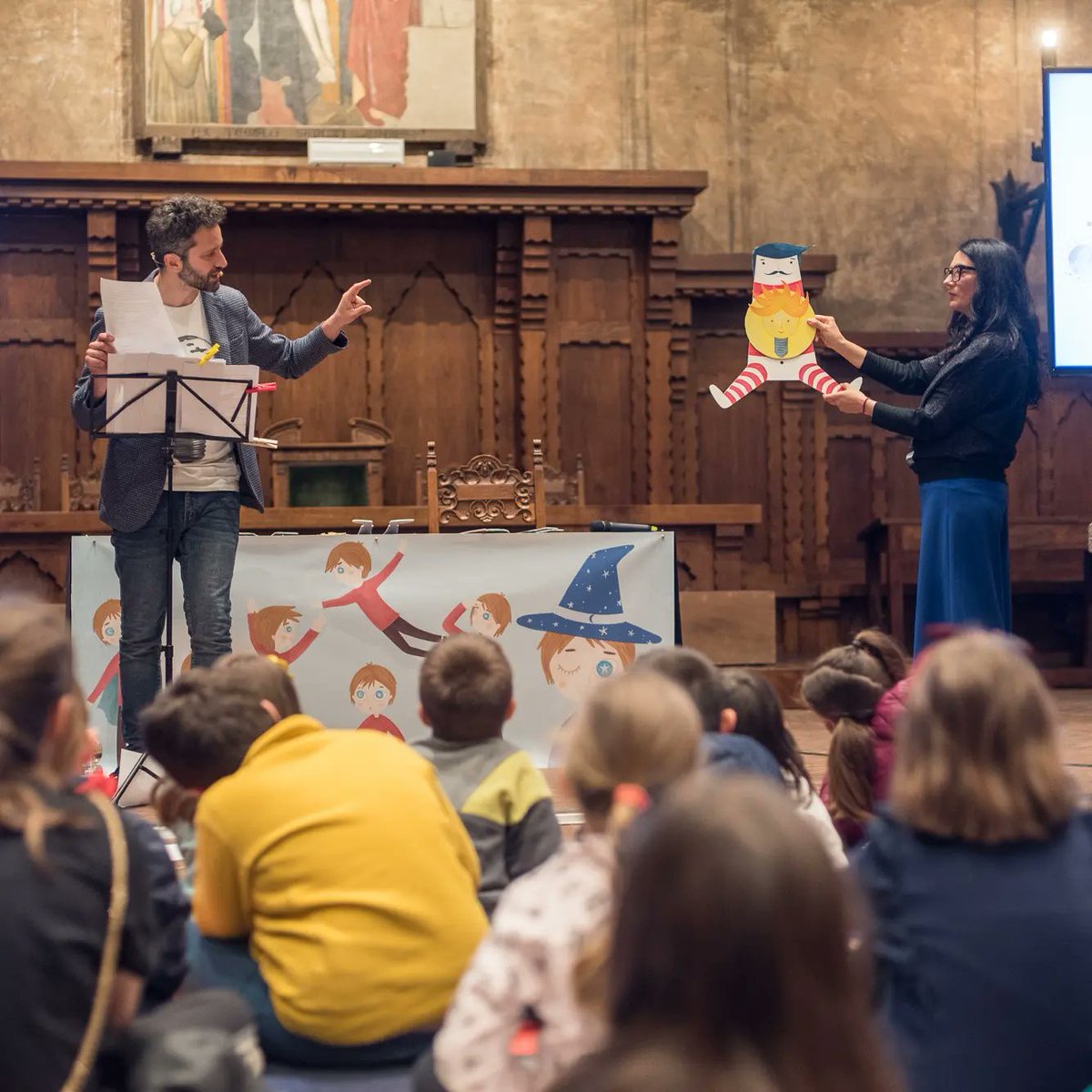 fcn_onlus's tweet image. #ABCDay - Album dei Ricordi 🎁i
In un Arengo “vestito a festa” con scenografie a tema, i partecipanti hanno ascoltato le letture animate di @AcomeBarba che ha proposto tre brani del racconto scritto dall’autore per il progetto.
Info 👉 abcdono.it 
#bambini #scuola