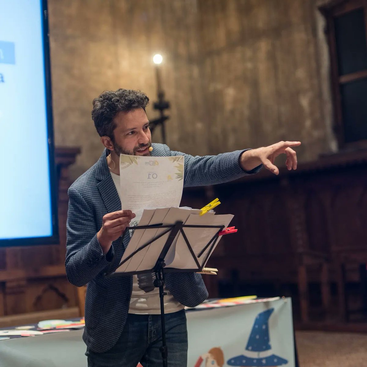 fcn_onlus's tweet image. #ABCDay - Album dei Ricordi 🎁i
In un Arengo “vestito a festa” con scenografie a tema, i partecipanti hanno ascoltato le letture animate di @AcomeBarba che ha proposto tre brani del racconto scritto dall’autore per il progetto.
Info 👉 abcdono.it 
#bambini #scuola