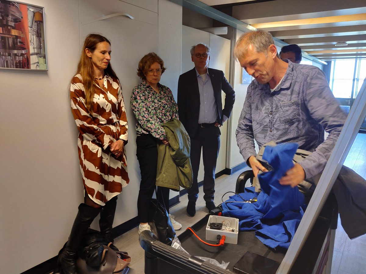 Yesterday, Leiden city councillor @FleurSpijker visited our faculty! Several enthusiastic researchers showcased what our physics and drug research departments do and why they are valuable to the Bioscience Park and the city itself. 
⚛️<a href="/LeidenPhysics/">Leiden Institute of Physics (LION)</a>
🔬<a href="/LACDR/">LACDR</a>