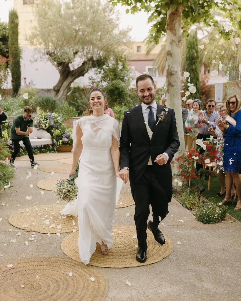 Su pedida de mano fue en Menorca, viendo el atardecer con una cervecita en la mano (y Carlos deseando que el grupito de adolescentes que se pusieron detrás de ellos se marcharan rápido 😅).

#NoviosMeraki H&amp;C
Fotones <a href="/fandi_es/">Fandi.es</a> 
En @fincadelcanonigo <a href="/m/">Mika</a>… instagr.am/p/Csk1592NpBw/