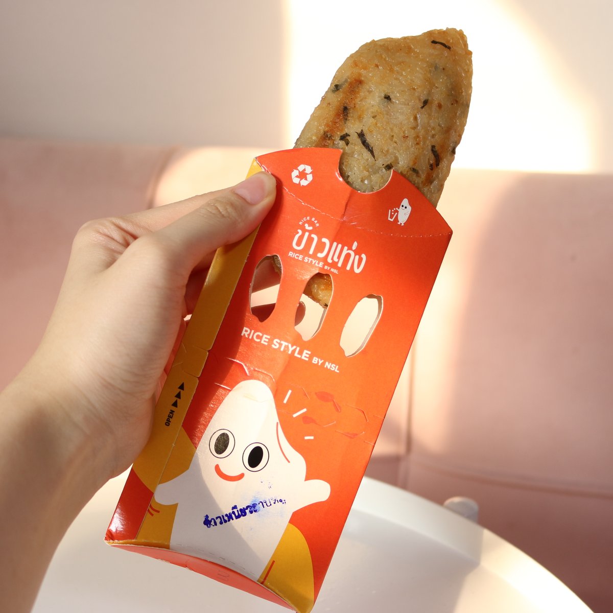 cinearism_'s tweet photo. เคยกินกันยัง? “ข้าวแท่ง” ไอเดียเกร๋กู๊ดมาก🧡👍🏻เหมาะกับคนใช้ชีวิตเร่งรีบแบบชาวเรา😂ขี้เกียจนั่งกินให้เสียเวลา น้องเป็นข้าวแท่งสอดไส้แน่นๆ เน้นๆ มีทั้งของคาวและของหวาน นี่ชอบข้าวเหนียวลาบหมู อร่อย กินง่าย สะดวก เดินกินได้เลย อยู่ท้องด้วย รสอื่นก็มี ข้าวเหนียวทุเรียน ก็น่ากิน https://t.co/9ezdq9RcQ8
