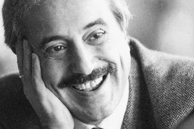 'FALCONE E BORSELLINO, non possono essere celebrati a chi convive con i collusi'... dovrebbe essere così!
A 31 anni dalla strage di #Capaci non si deve dimenticare il sacrificio di #Falcone e degli uomini della sua scorta. ❤️