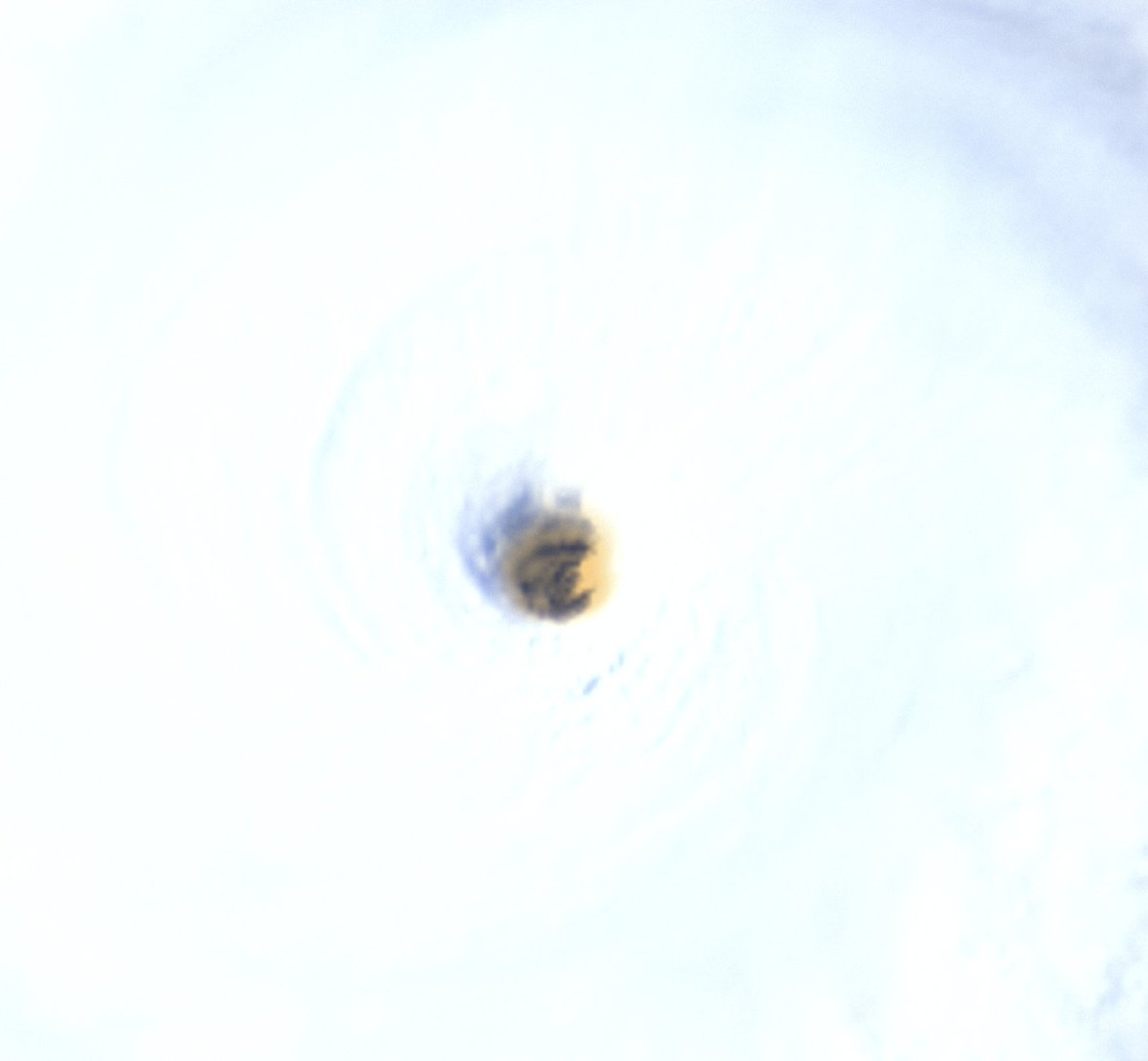 Cycloneoi's tweet photo. Zoom sur l’œil de l'impressionnant #MAWAR. Celui-ci est bien défini, avec un bel effet stadium. C'est une des caractéristiques des cyclones violents. Voyez la partie orientale du mur de l’œil qui est illuminée par le soleil couchant. https://t.co/5VeUGBQkWz