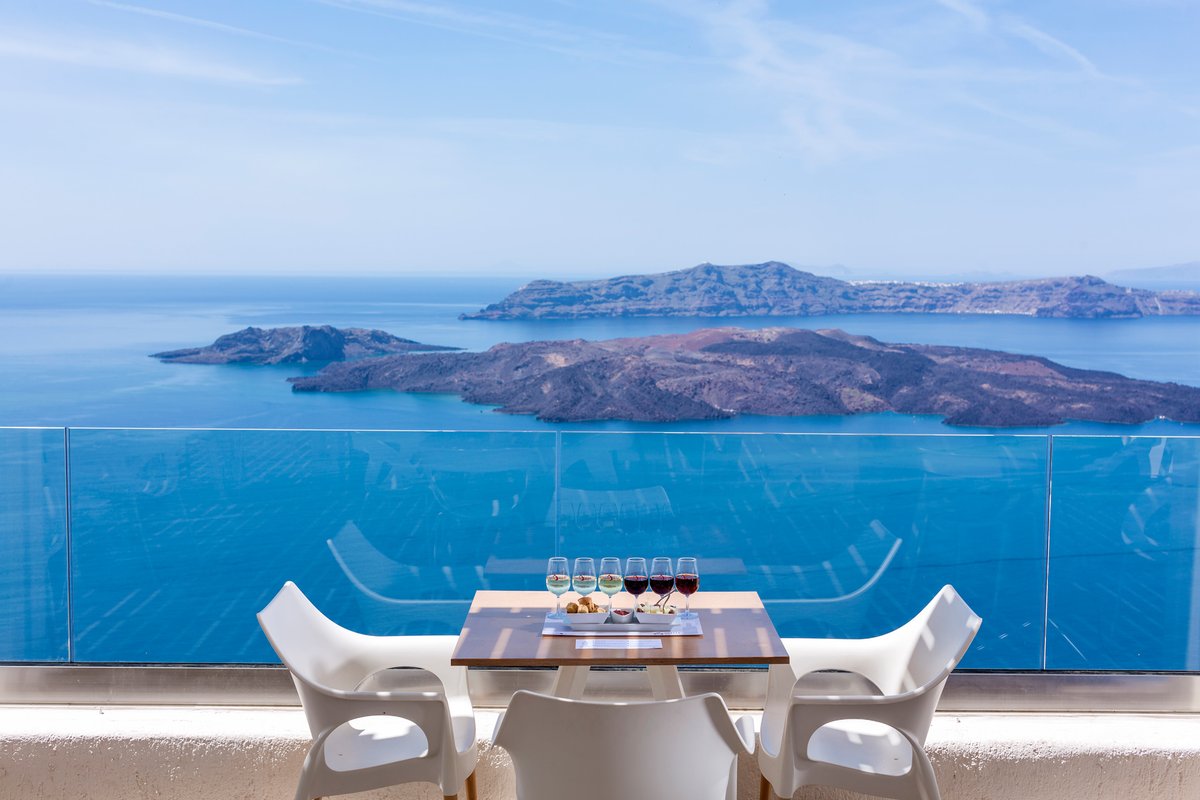 Andrew Johnson: Assyrtiko is a jewel in Santorini’s winemaking crown: It’s not just tourists that pack the streets of Santorini, but grape growers, winemakers and wine producers also make up and contribute so much to this… by @TheBuyer11 #Vino #Wine bit.ly/3WuHWjf