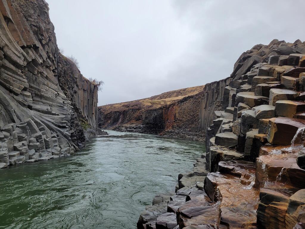 Stuðlagil Canyon, Iceland the opposite view to the usual angle [4032x3024] [OC] #nature