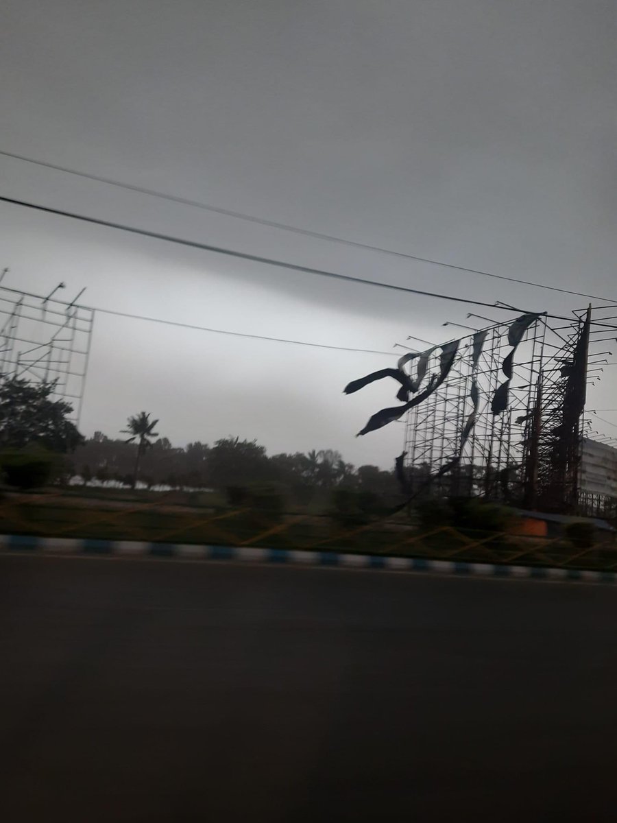 RiangMoitra's tweet photo. Before the rain. 
Calcutta. https://t.co/ZYGKaxQlF2