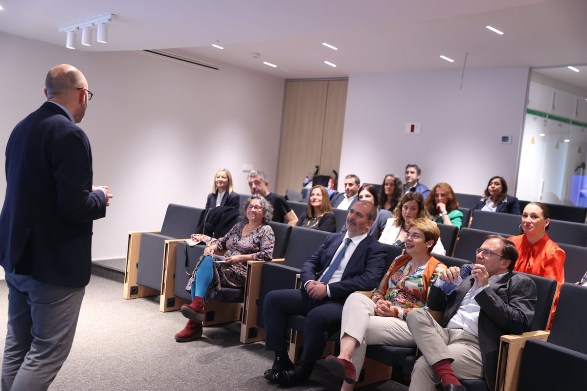 UNIRuniversidad's tweet photo. 🔴Hoy tiene lugar en #UNIR la 3ª convocatoria del Reconocimiento de profesores "Excelentes" Docentia.

👉Nuestro Vicerrector de Ordenación académica @rubenagc, inaugura el evento agradeciendo a los docentes: ↪️"Una institución sin profesores es como un cuerpo sin alma"

#Docencia https://t.co/Q71S0qSw0v