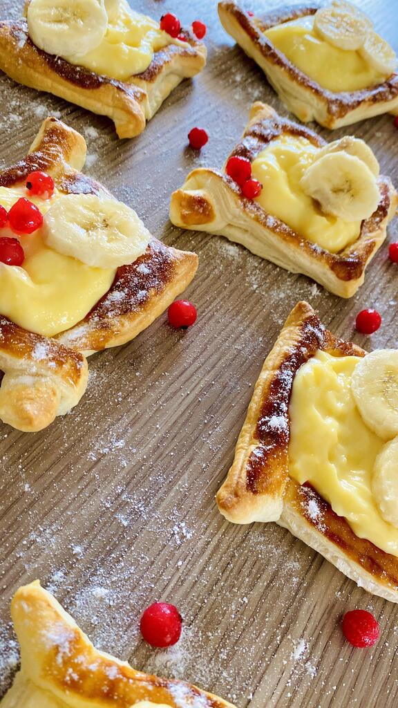 Banana, red currant and vanilla custard  #FoodPorn #DewMalKitchen