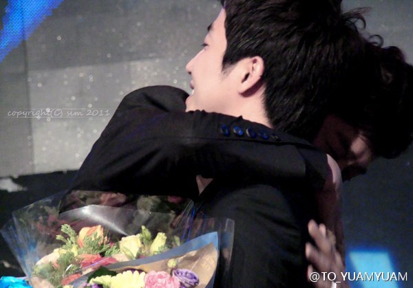 심지어 이 때..전까지만 해도 표정 밝게 웃고 있다가 홍 끌어안으면서 저렇게 찡그리면서 우는 표정 된 거라.. 그 얘기 듣고 심장이 찢어짐 이 사람들을 사랑하지 않을 수 없게 됨 상대의 은퇴를 고통스러워하는게 너무... 너무너무... 서로가 서로에게 어떤 의미인지 이 사진 하나로 다 설명이 돼서..