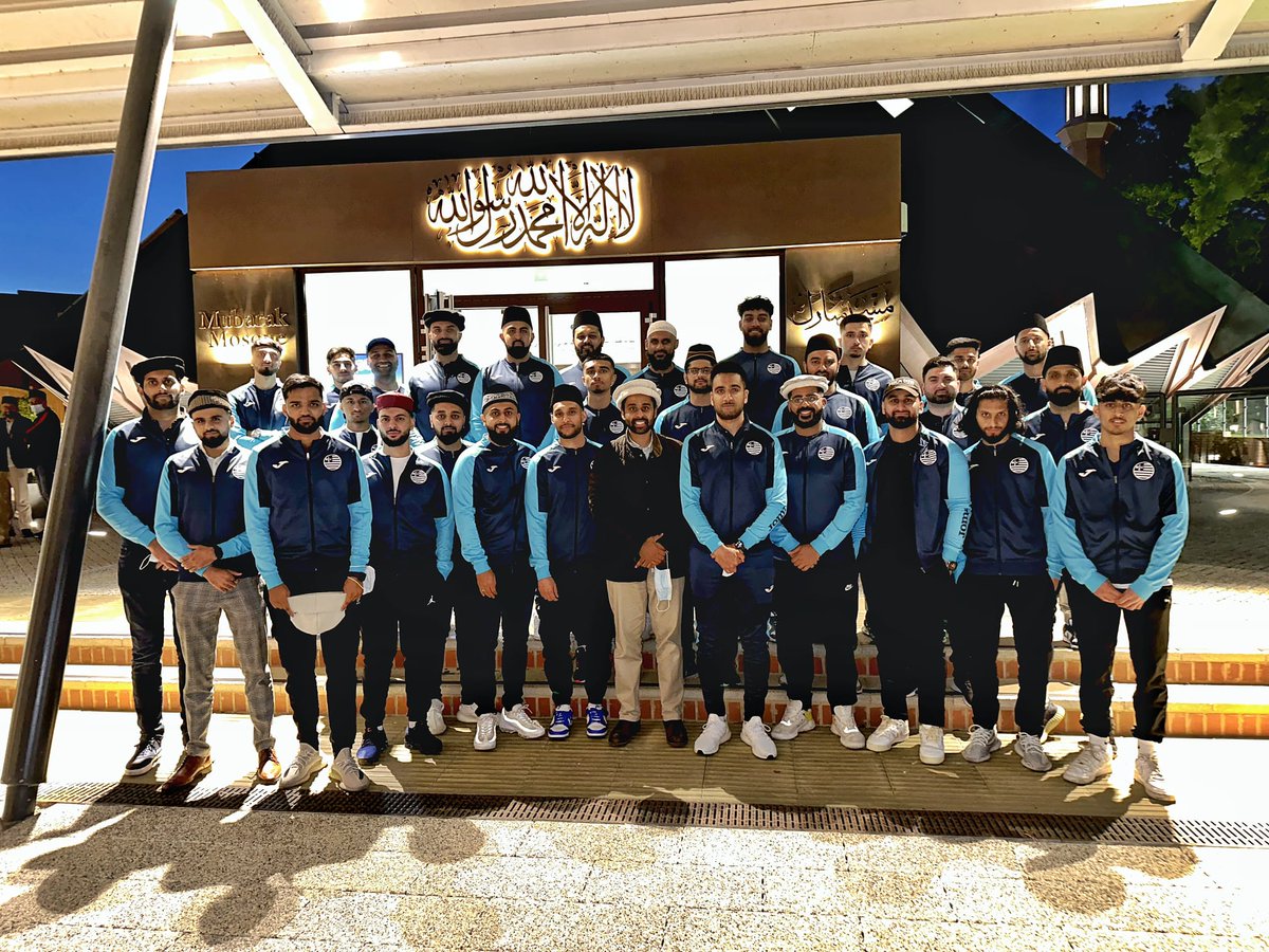 UKMuslimYouth's tweet photo. Alhamdulillah MKA UK ⚽ #Football and 🏀 #Basketball teams offered prayers Behind Beloved Huzoor (aba) last night and departed for 🗽#NewYork, 🇺🇸 #USA to take part in Masroor International #Sports Tournament.

Stay tuned for updates.
@MajliseSehat
@AMYA_Sports https://t.co/uLRSAtQg6V