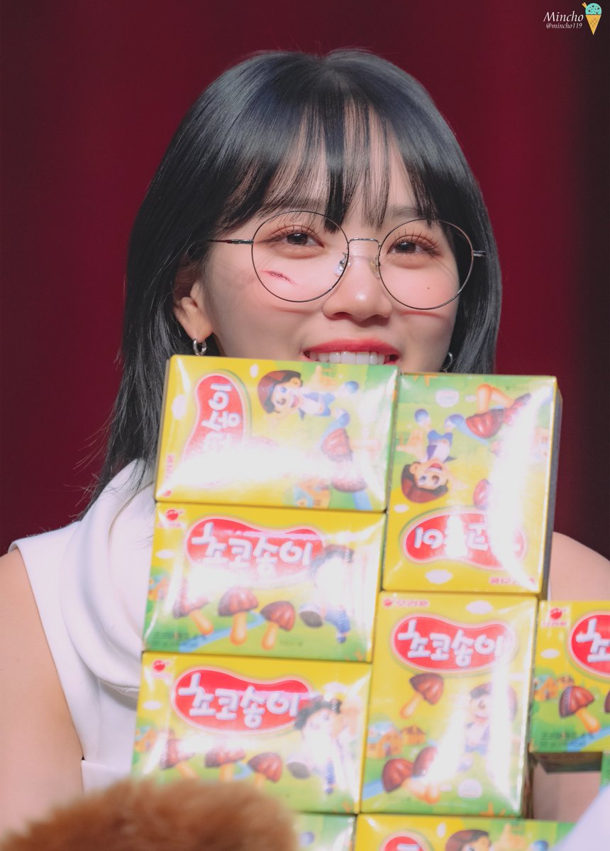 230519 르세라핌 CTS홀 팬싸인회 채원  

초코송이 받고 신난 초코송이🍄 

#LE_SSERAFIM #르세라핌 #KIMCHAEWON #CHAEWON #김채원 #채원