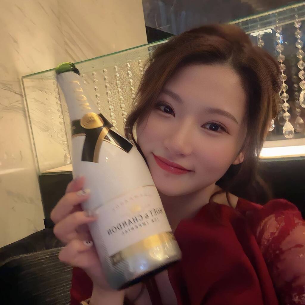 やっほーい！はなです🌸

この間の出勤では、久しぶりにシャンパンも頂いてべろべろばあでした👅☺️幸せ〜( ´˘` )♡

インスタ指名ありがとうございました🥺👏

最近出勤したらいい席ばかり🫶
今日も素敵なご縁がありますように！
.
(飲みに出てる方遊びに来てください🥺🫶) instagr.am/p/CslU3r4JPRp/