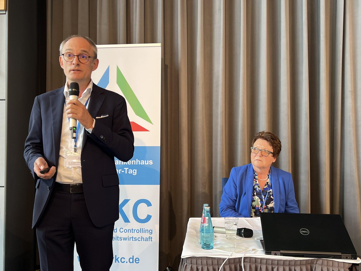 MichaelReiterPR's tweet photo. #DKCT23 Heitmann #Curacon: Ums #Gesundschrumpfen kommen wir nicht herum. Aussitzen ist Rückschritt. Eigenes + Wettbewerber-Portfolio bewerten, um Verhandlungspositionen abzustecken. #Personalgewinnung + Attraktivität = Schlüssel zur Positionierung. Eingefahrene Pfade verlassen! https://t.co/P24EFvO7dN