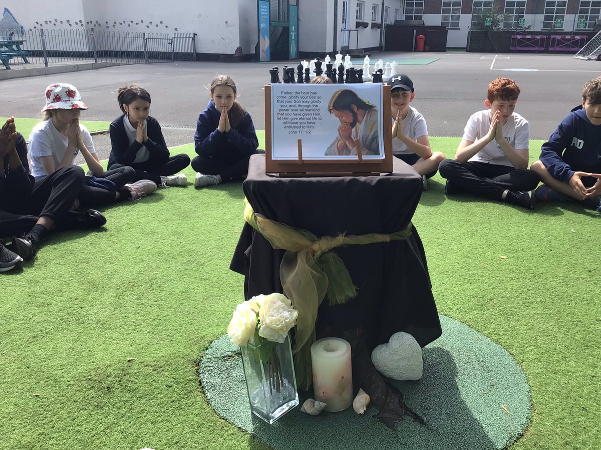 6W held our Collective Worship outside today to enjoy the beautiful sunshine. We thought about how Jesus showed us how important prayer is and said some thanks giving prayers ourselves. #MakeADifference #OLOLRE <a href="/ololprimary_HT/">Headteacher at OLOL</a> <a href="/ololprimary/">Our Lady of Lourdes</a>