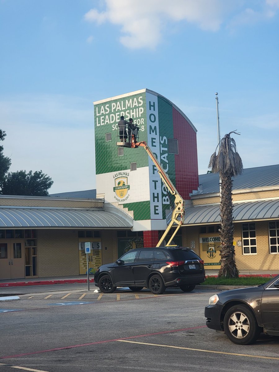 monica_m_munoz's tweet image. Last night to this morning! Our vision/ journey started 5 years ago from planning, designing, deciding, to implementation! The real beauty is what happens inside with our amazing teachers, students, and staff! #LPLS4Girls #LPEPawsUP 💛 💚