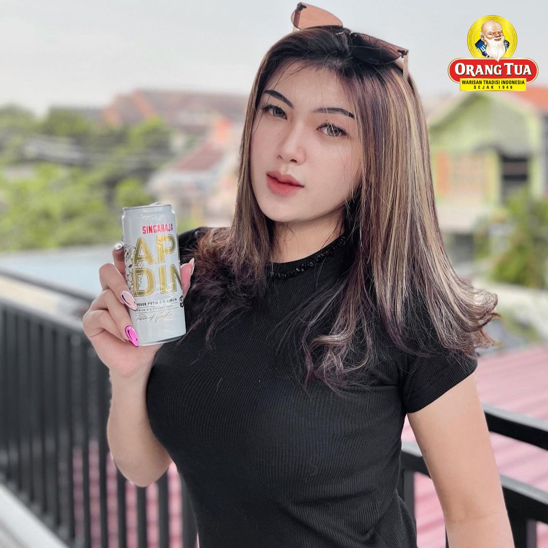anggur_ot's tweet photo. Minum @singarajaapidin bersama Kawan Orang Tua @vickynalaaaa__ #AnggurOT #WarisanTradisiIndonesia #Sejak1948 #KitaKawanBukanLawan https://t.co/YLP0zOFzXq
