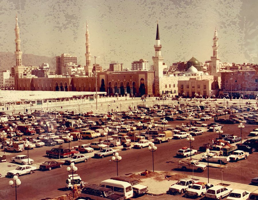 Historical view from the south-west side of Masjid-e-Nabwi in #Madinah

There was a white, temporary shaded area erected on the western side and cars could be parked close by.

#BreakingNews #pk8303 #Pakistan_Bachao_March #pervaizelahi #ZIMvPAK