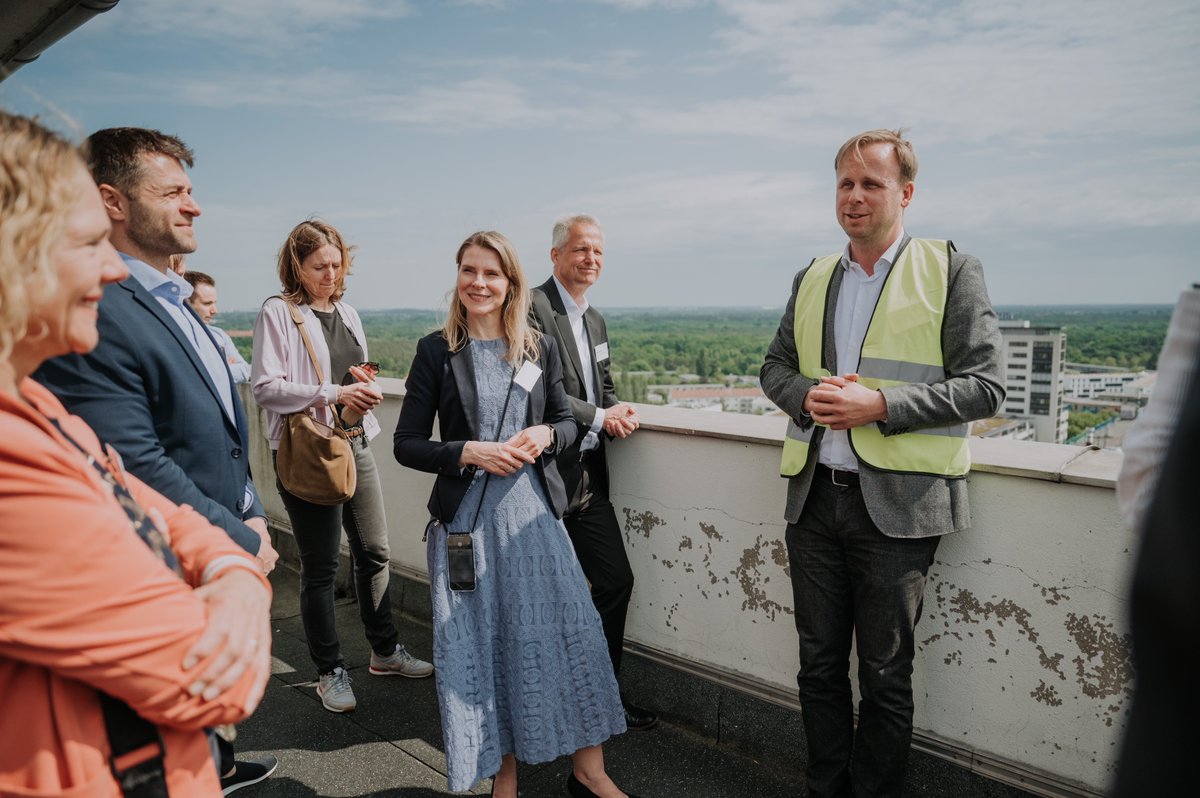 Mit nachhaltigen Bau- und Energiekonzepten wird unsere Stadt zukunftsfähig gestaltet. Heute beim Berlin-Partner-Frühstück zum Thema „Nachhaltiges Bauen“ haben wir Einblicke in zwei Berliner Leuchtturmprojekte erhalten.🌳Danke DIEAG und Artprojekt für die inspirierenden Insights.