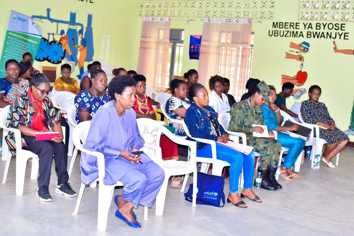 NyagatareDistr's tweet photo. V/Mayor @MurekateteJuli3 yakiriye itsinda ry’Abakozi bavuye @RwandaEast bayobowe na Madamu Byukusenge Madeleine, baje mu gikorwa cyo gusuzuma ishyirwa mu bikorwa ry'umuhigo w'umudugudu ntangarugero wa mutimawurugo. Barareba raporo nyuma hasurwe ibikorwa bitandukanye mu mirenge. https://t.co/A7RINHjGrZ