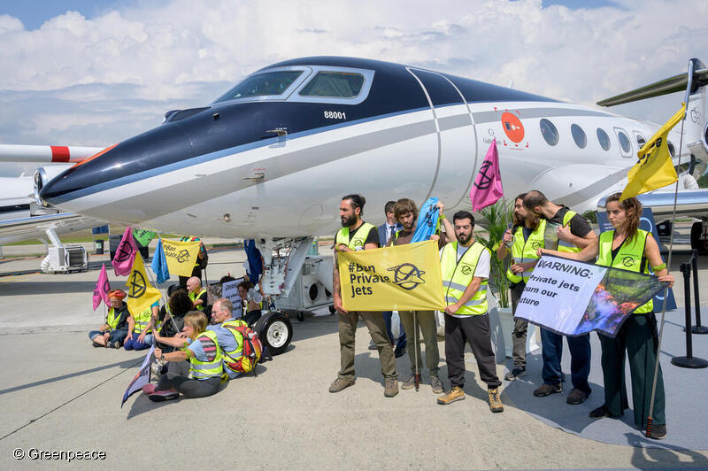 BREAKING: More than 100 activists from 17 countries are taking action to #BanPrivateJets at #EBACE2023, the biggest business aviation sales event in Europe and exposing the super rich’s pollution 👇🧵✈️