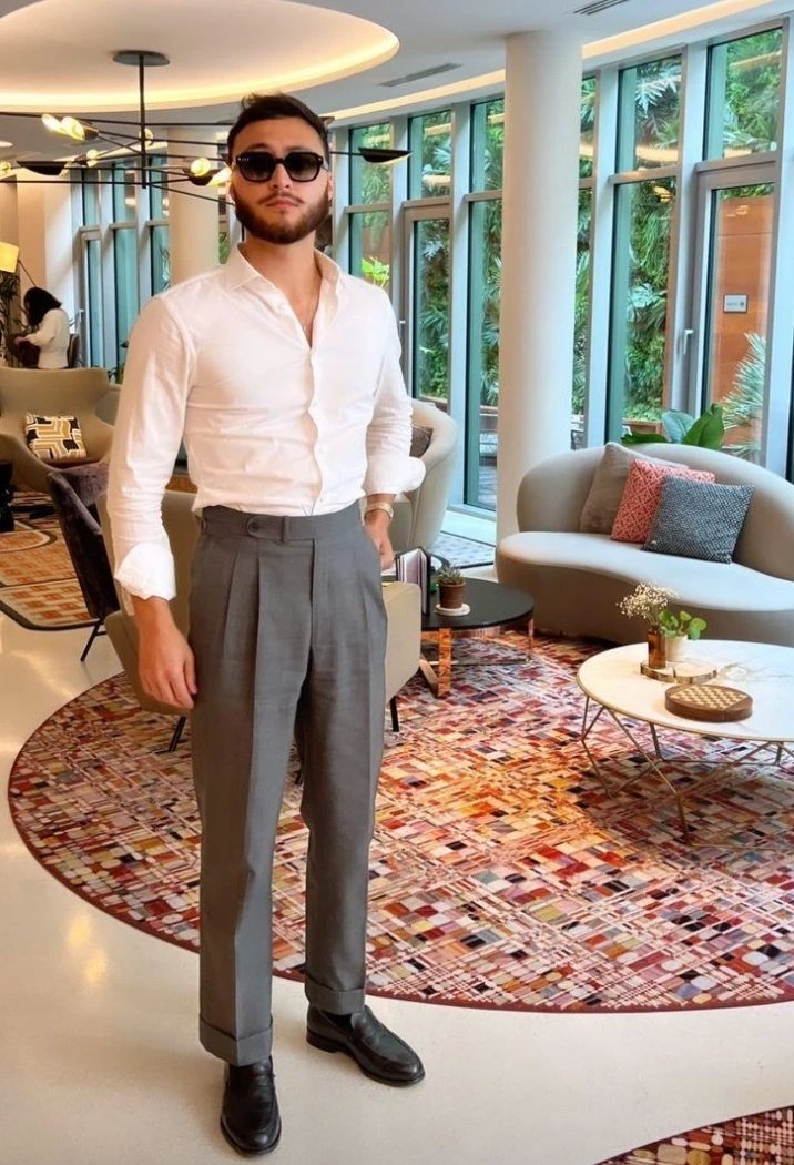Aspen75008's tweet photo. Pantalon coupe droite en laine légère, deux pinces italiennes et ajusteurs en forme de pistolet. Notre client a également opté pour un bas revers de 5 cm. https://t.co/OjUVlaFtWJ