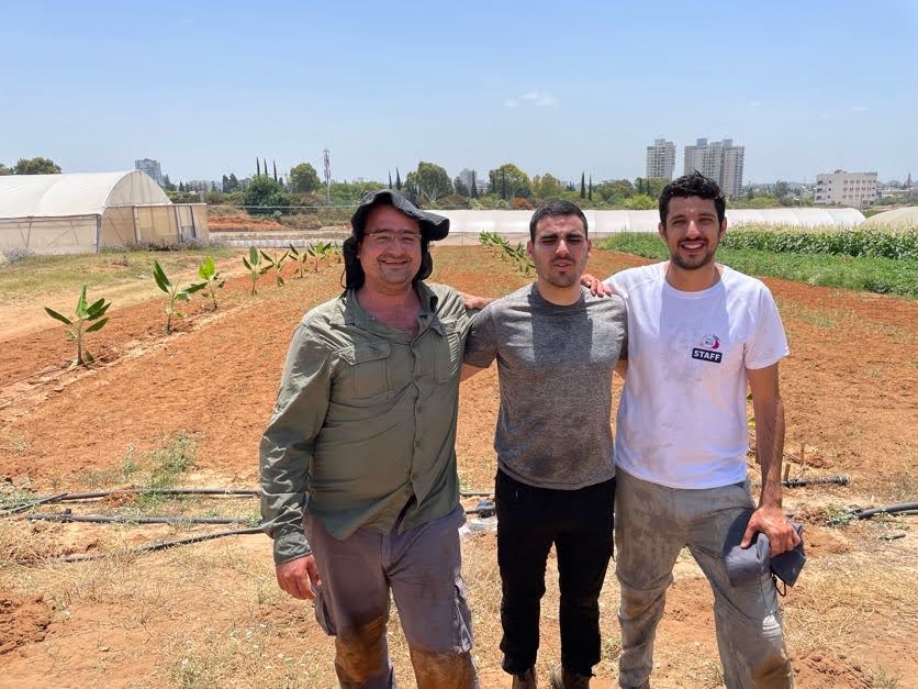 yotamzait1's tweet photo. Exciting news from the @HUJIAgri farm today! We've planted a new banana plantation dedicated to studying thermal optimums for photosynthesis in banana plants 🍌🍌🍌🍌 https://t.co/H66PapsG3v