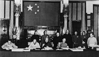 #OnThisDay in 1951 #China forced the 17-Point agreement on #Tibetans & also reneged on its every clause. That was the fate of the first “One Country Two Systems” under #CCP if only #HongKong heeded the sign. ཆིང་ཡིག་དོན་ཚན་༡༧ ནི་”རྒྱལ་ཁབ་གཅིག་ལ་ལ་ལུགས་གཉིས་”ཟེར་བ་དང་པོ་དེ་ཡིན།