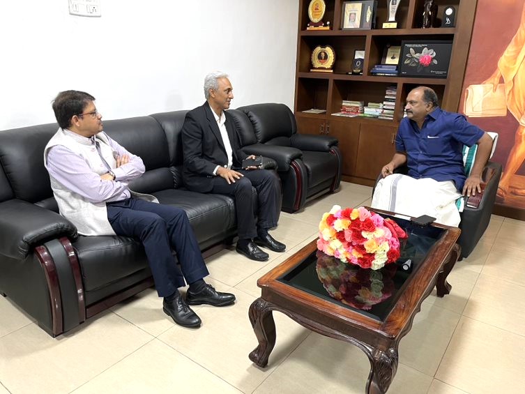 sidbiofficial's tweet image. Shri. S Ramann, CMD, #SIDBI called on Shri K N Balagopal Hon’ble Finance Minister, Govt. of Kerala, during his visit to Kerala and appraised him about the plans of the bank to increase footprints in the state of Kerala and the role of enabler for the #MSME ecosystem (1/4)