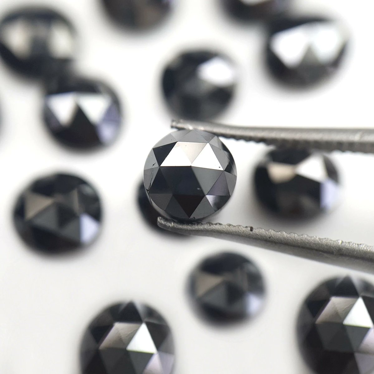 0.50 Carat Black Round Rose Cut Diamond For Pendant Making💎

avellinno.com/products/0-50-…

#blackdiamond #rounddiamond #loosediamond #naturaldiamond #rosecutdiamond #roundrosecut #looserounddiamond #pairdiamond #treatedblack #stonediamond #looseroundshape #handmadejewelry #diamond