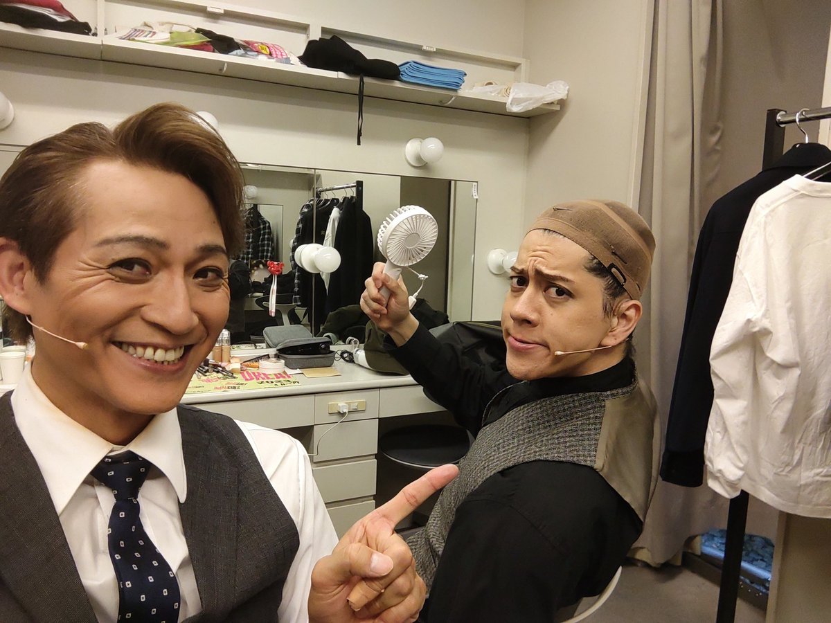 ミュージカルファインディングネバーランド
本日昼公演
無事に終えました☆
優しい温かいお客様の空気を感じながら
今日も楽しんでやらせて頂きました☆
ありがとうございました☆
さて、明日は
ダブルステージ!
遠山ゆうちゃんが
出番合間にミニ扇風機使ってて
ゆうちゃん！
って呼んだらこの顔(笑)