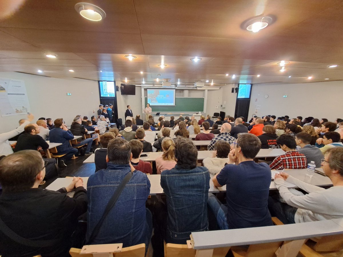 CCoulebeau's tweet image. Journée de rencontre #yeswecode aujourd hui à l université d Orléans. Une centaine de élèves sont venus présenter leurs projets et découvrir les filières du numérique. @Fond_CGenial @Drane_ot