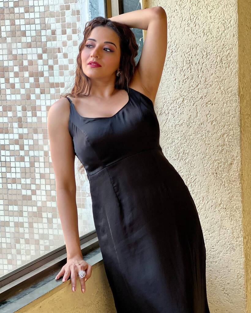 POWreddit's tweet image. Antara biswas, 40 via /r/PrettyOlderWomen #POWReddit bit.ly/42RZGHT