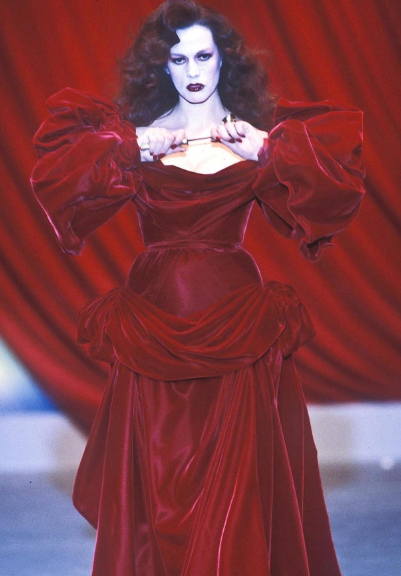 Phyllis67411326's tweet photo. Thierry Mugler fall 1983 RTW  #thierrymugler #muglerexhibition #80s #vintagefashion #fashionblogger #fashionaddict #runwaymodel #runwaymakeup #runwayfashion #runwayshow #runwaywalk #runwaymodels #runwaylook https://t.co/9PGU8yxaLt