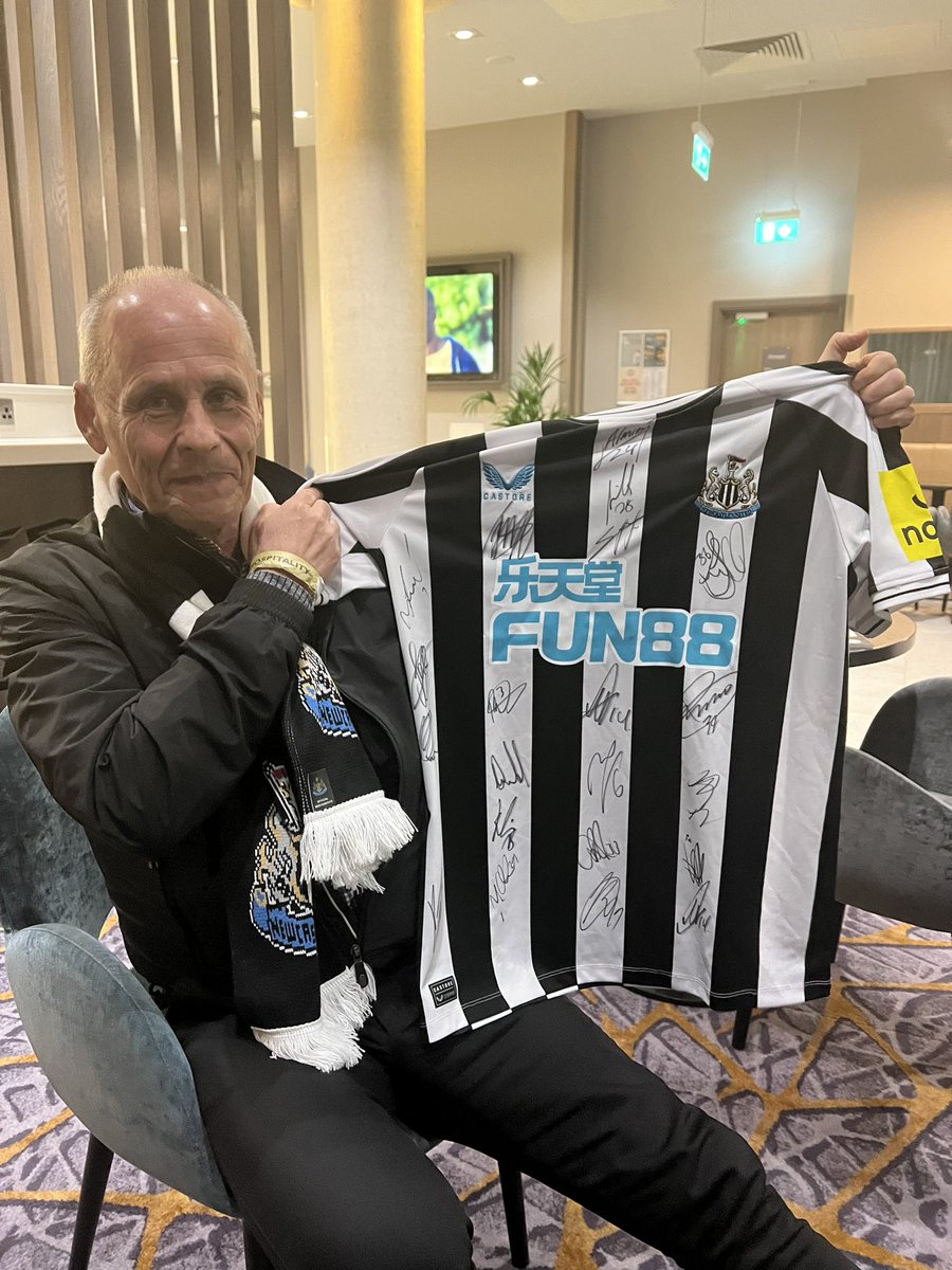 This guy, Peter Olausson, travelled from Sweden for the game last night. He wrote a letter to Emile Krafth and got a message back to say he’d left this shirt for him to collect from the ground. What a club man. #nufc