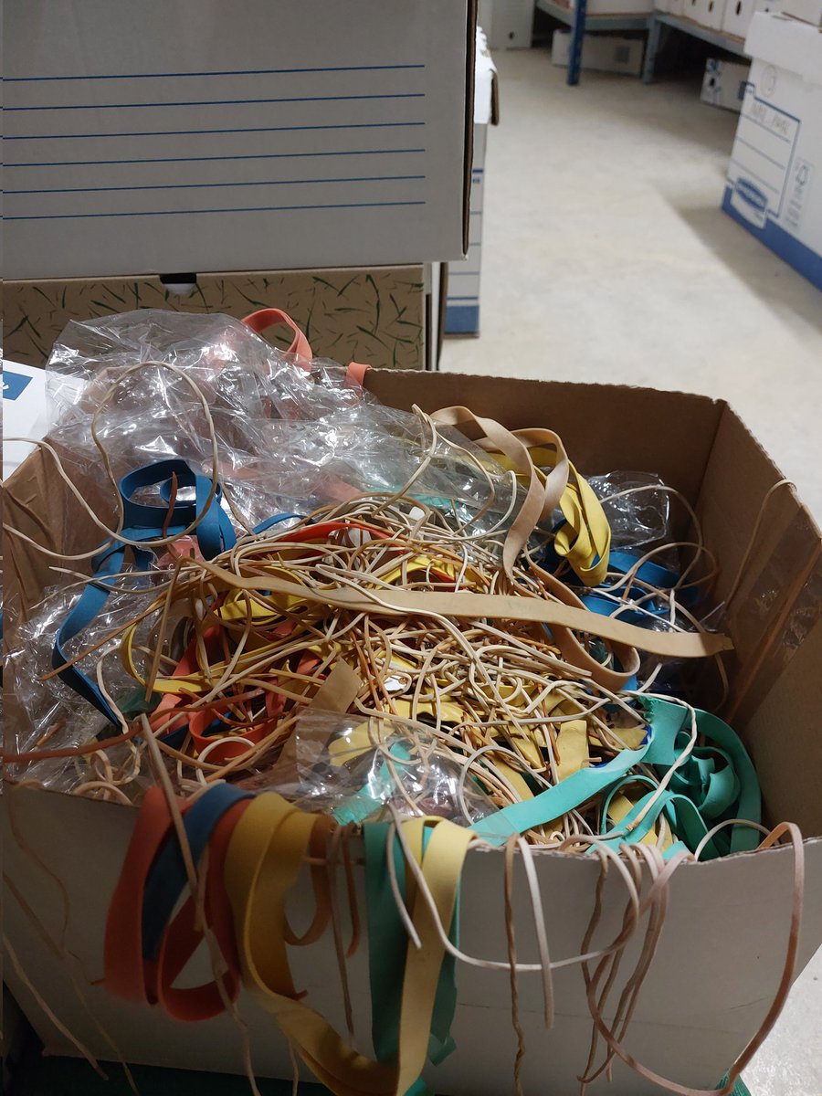 Quand ce n'est pas les trombones, ce sont les élastiques...
#archiviste #viedarchiviste