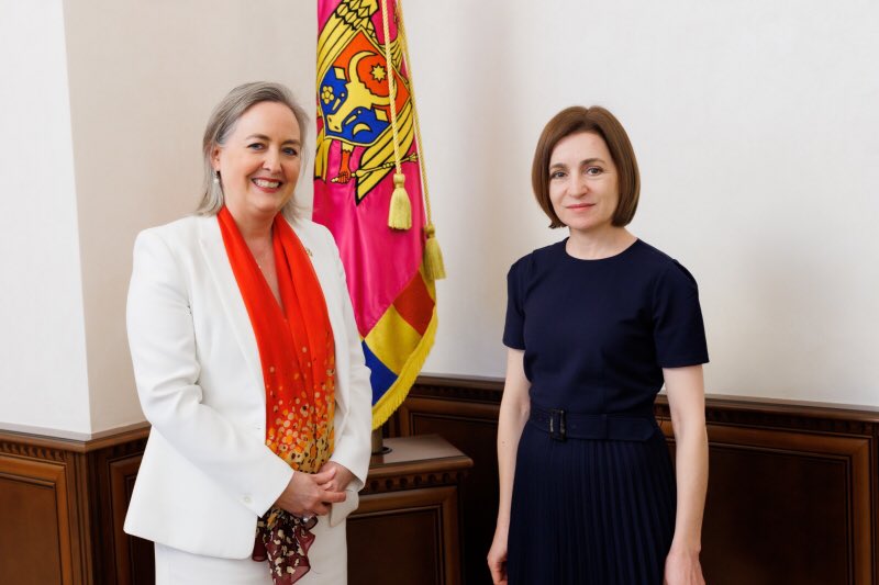 End of my mandate in #Moldova. Proud of 🇨🇦🇲🇩 cooperation on #judicial #reform, #border #police, #media #freedom, #democratic #governance, #WomenPeaceSecurity &amp; #humanitarian assistance to #Ukraine! Farewell discussion w/ Pres <a href="/sandumaiamd/">Maia Sandu</a> following her fruitful visit to #Canada!