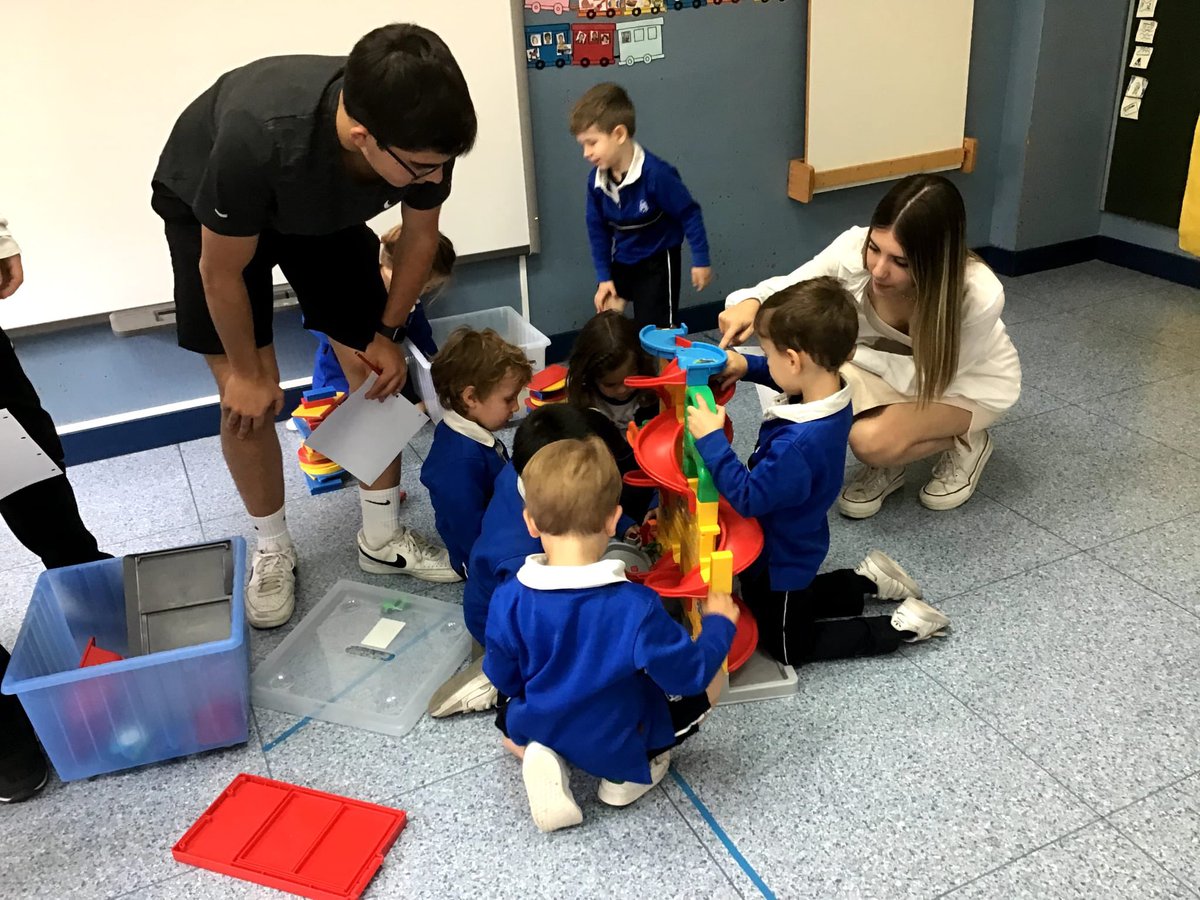 Los alumnos de 1ºBac de Tecnología e Ingeniería hemos visitado a nuestros apadrinados de 1º EI para pedirles que nos ayudasen en nuestro proyecto de diseño de un juguete con materiales reciclados. Esta información nos será muy útil en la fase “Análisis de necesidades”.