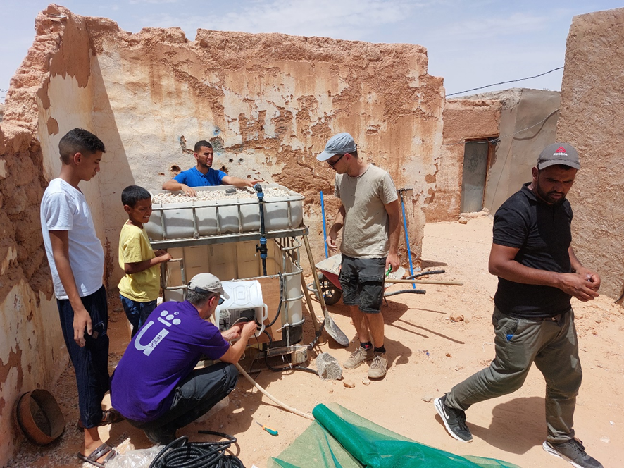 photonersURJC's tweet photo. @PhotonersURJC, https://t.co/cesJig2P8H and https://t.co/BmLIYkXa3k setting up a low-cost do-it-yourself household aquaponics system in the Saharawi refugee camps in Tindouf thanks to the SAHARAPONICS project funded by URJC.

@Volunt_Urjc @URJCcientifica @AWARE_EU https://t.co/GjjHfFDvGs