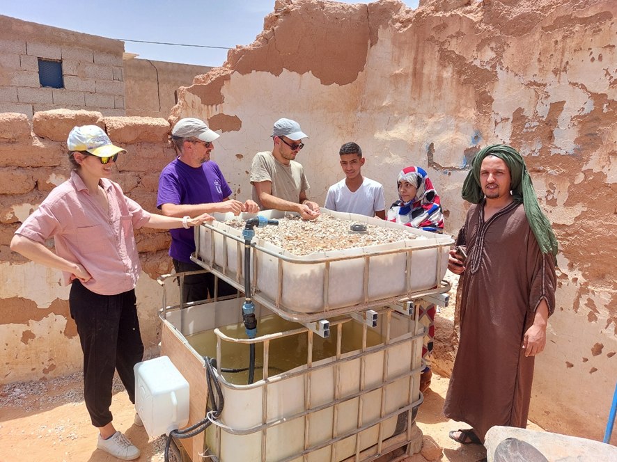 photonersURJC's tweet photo. @PhotonersURJC, https://t.co/cesJig2P8H and https://t.co/BmLIYkXa3k setting up a low-cost do-it-yourself household aquaponics system in the Saharawi refugee camps in Tindouf thanks to the SAHARAPONICS project funded by URJC.

@Volunt_Urjc @URJCcientifica @AWARE_EU https://t.co/GjjHfFDvGs