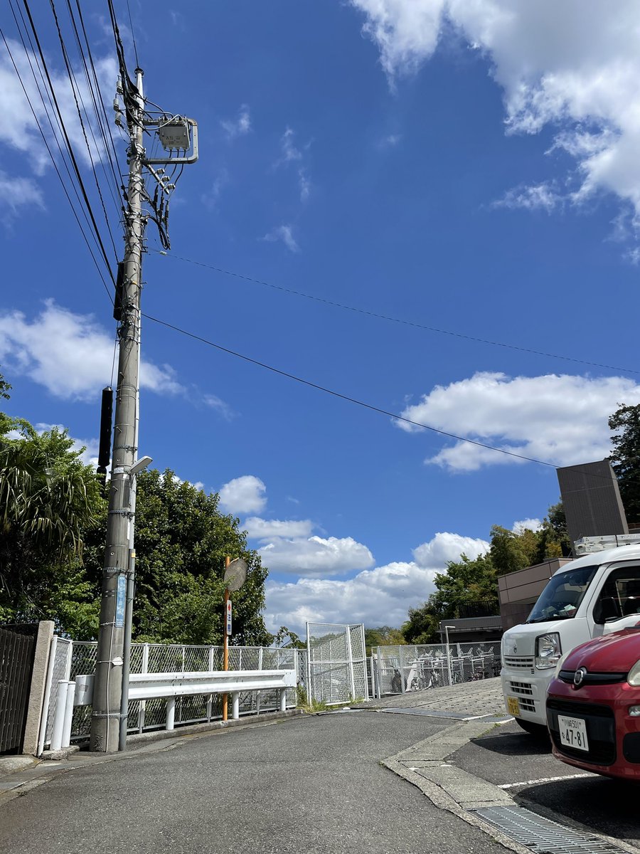 saga_pastel's tweet photo. 見上げた空は広かった。
たまに、子供たちに合わせてしゃがんで目線を合わせると、大地が近く空が広く感じる。
子供達のおかげで自分が子供の頃見た空を思い出す。
#青空
#空と雲
#パステル画
#子供目線
#ChildsEyeView
#GroundAndSky
#NatureDiscovery https://t.co/y3AvQtDtG3