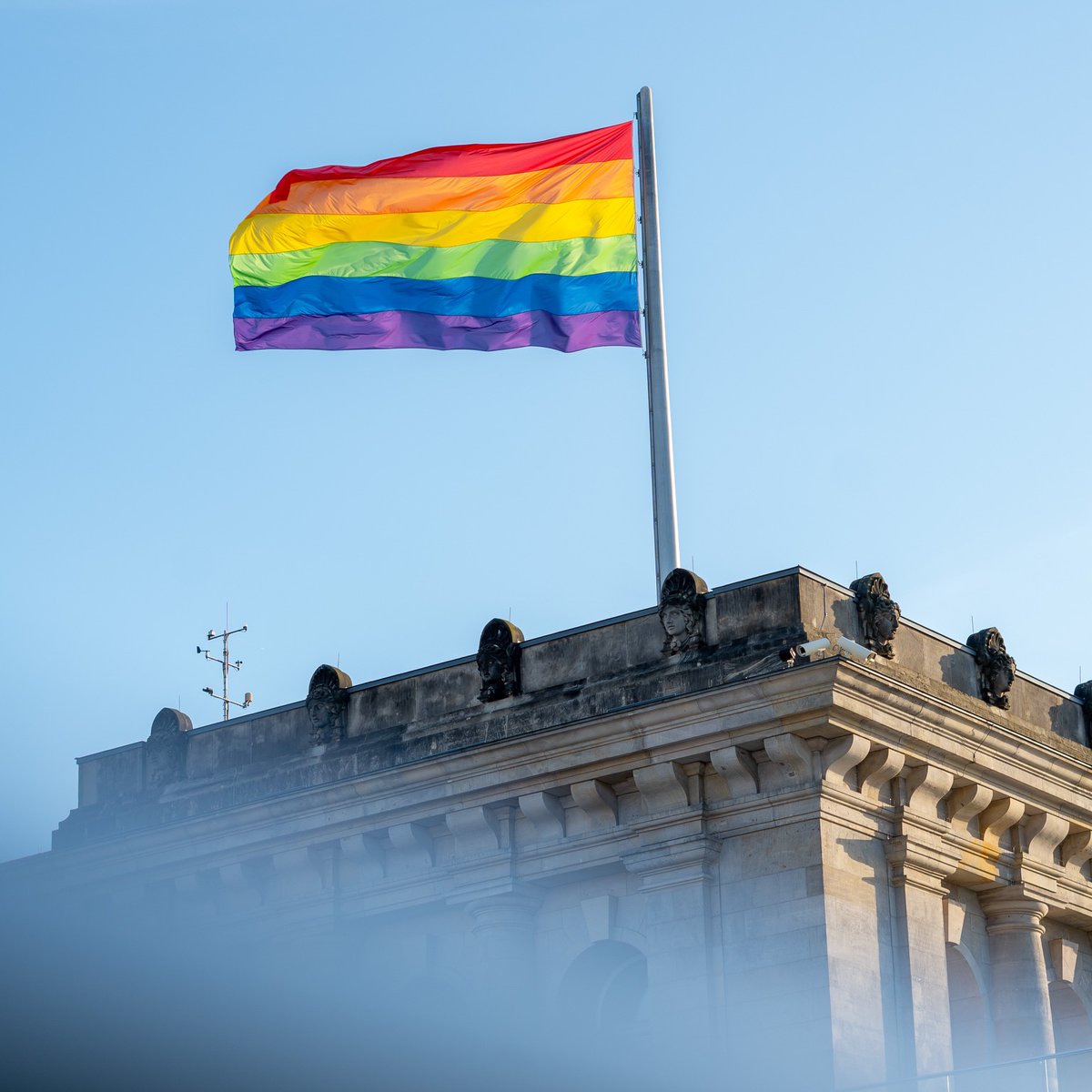 #Vielfalt macht uns alle stärker! 💪 Sie ist Ausdruck einer offenen und toleranten Gesellschaft! 🏳️‍🌈 Es ist unsere gemeinsame Aufgabe, #Diskriminierung und Ausgrenzung entschieden zu bekämpfen! Hass und Hetze haben bei uns keinen Platz! ✨ #FlaggeFürVielfalt #diversityday #DDT23