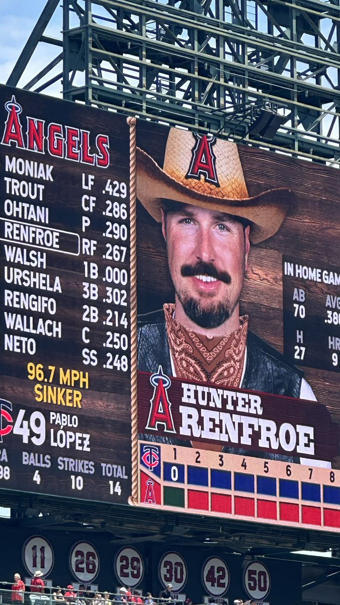 lalocoyuta's tweet photo. 初めて大谷さんが他の選手に劣るもの見つけた!Cowboy のコラ画像の似合い具合‼️#countryweek https://t.co/aV6OEiemfH