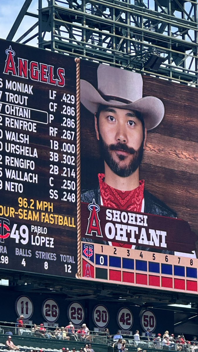 lalocoyuta's tweet photo. 初めて大谷さんが他の選手に劣るもの見つけた!Cowboy のコラ画像の似合い具合‼️#countryweek https://t.co/aV6OEiemfH