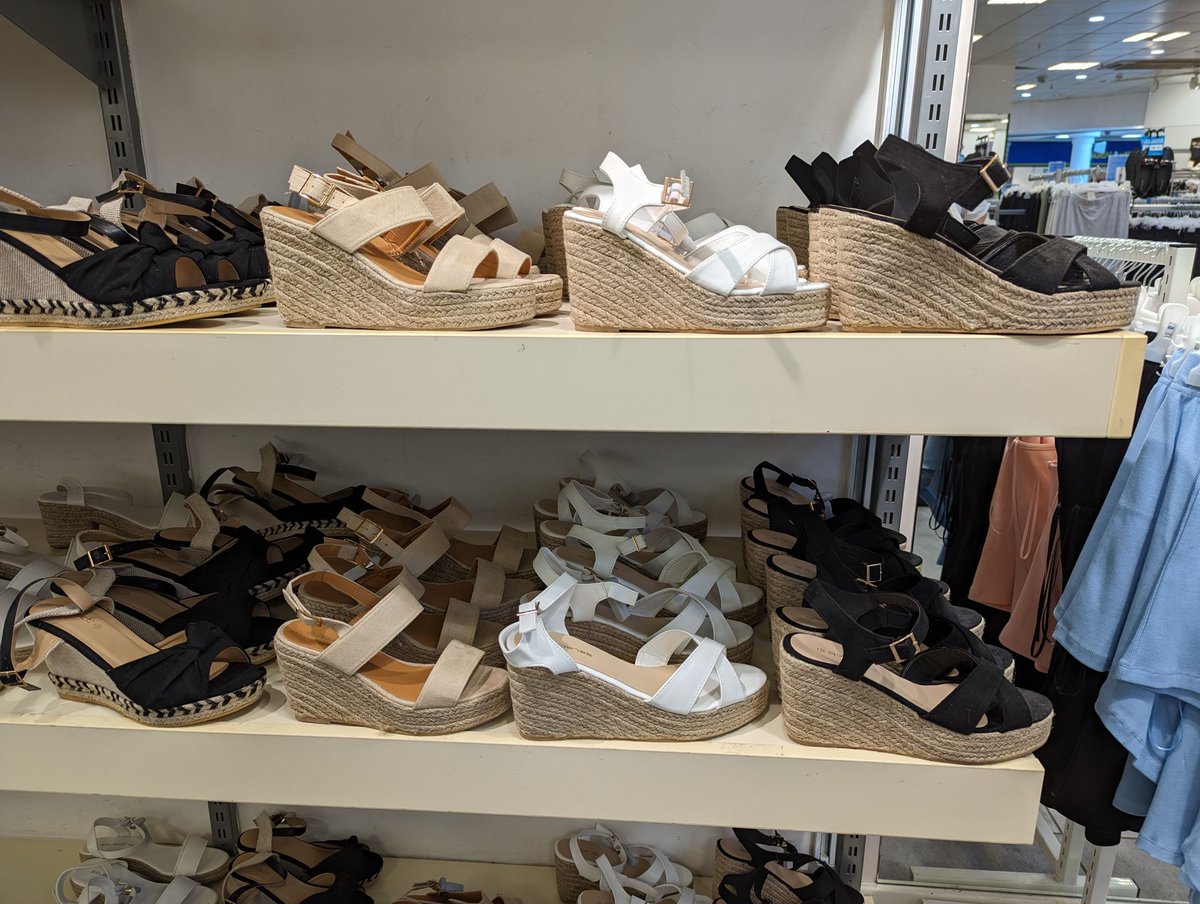 AlhambraCentre's tweet image. Garden party chic is the vibe of @SelectFashion's new Summer collection 😍🌸🌼

Dresses, jumpsuits, kimonos and wedge sandals - get all you need for the perfect Summer wardrobe!

#SlayInSelect #SelectStyle #SummerFashion