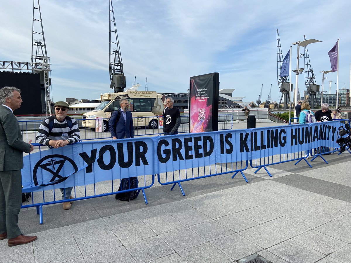 @CClimateAction @StJPiccadilly @ARochaUK @CompCommunities @CofEEnvironment outside the Excel Centre in London where Shell AGM is soon underway. We pray for C of E national investing bodies, voting against ecocidal Shell proposals, and for hearts are changed #nofaithinfossilfuels