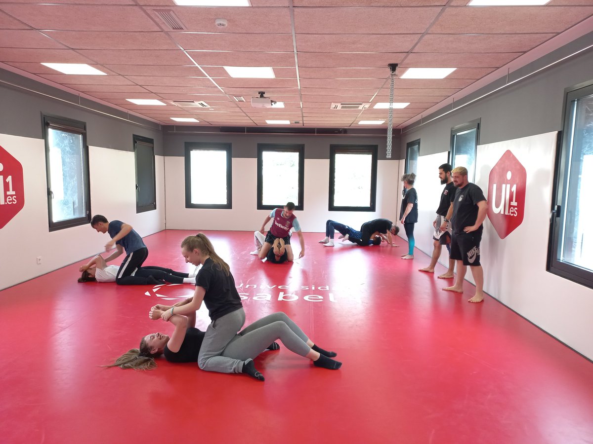 Hoy hemos tenido la suerte de contar un año más con el taller de Muay Thai, de la mano de Edu de @burgosthai, así como de una sesión de introducción al grappling, krav maga y defensa personal dirigida por nuestro antiguo alumno Adrián Cabanillas. MUCHÍSIMAS GRACIAS!🤗💪🏼🇹🇭