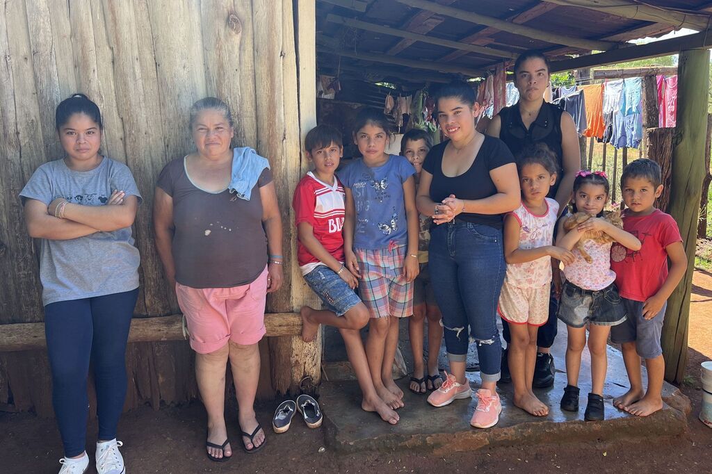 “No me da vergüenza”: Tiene 9 hermanos, van en distintos turnos a la escuela y comparten las mochilas