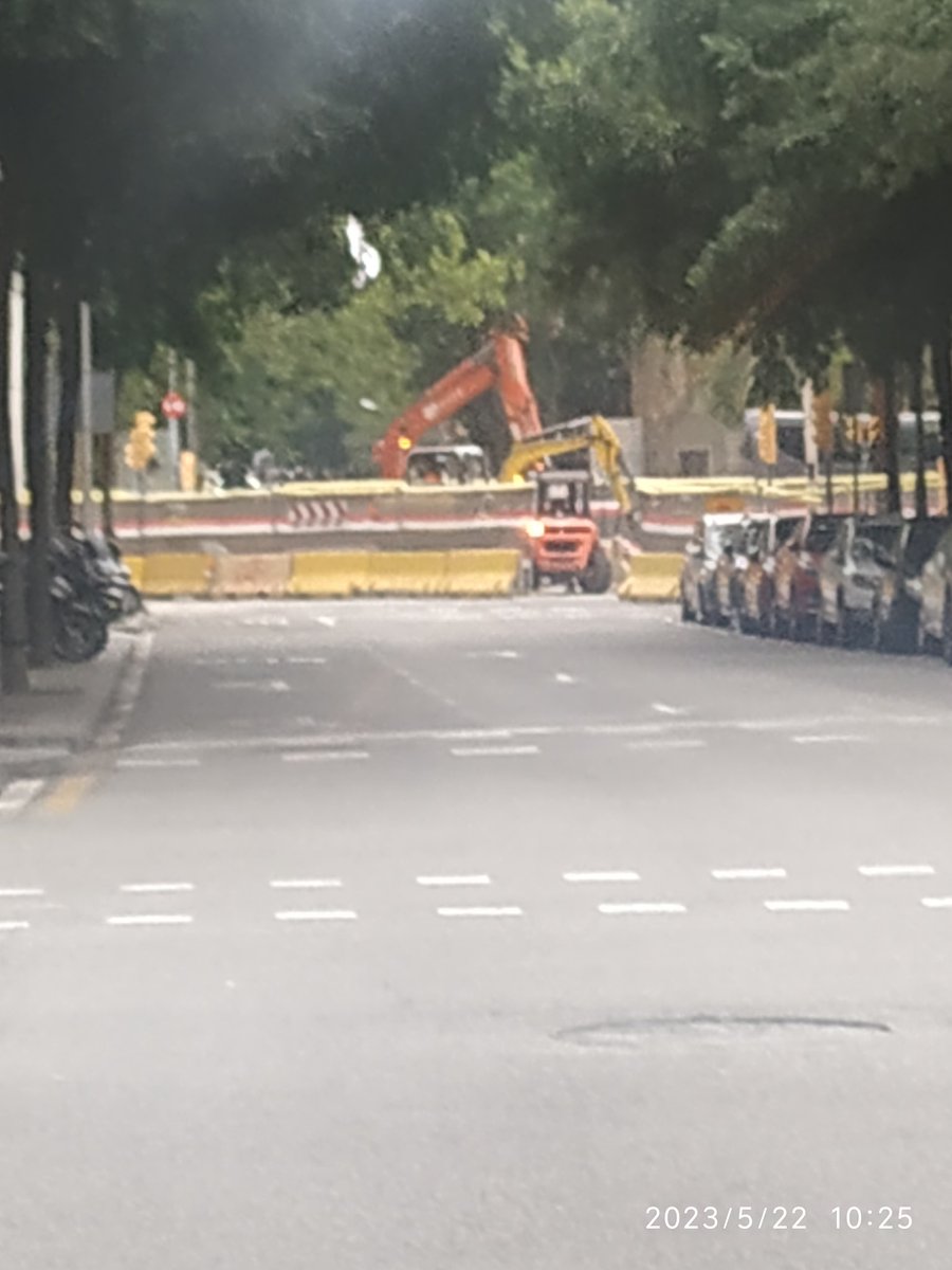 LluisGrau3's tweet photo. Lepant/Diagonal, la destrossa és total https://t.co/RJNx4tDs8T