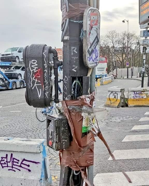 Une amie doit venir à Paris pour la 1ère fois et me demande conseil. J'essaie de lister les endroits où il ne faut déjà pas aller pour cause de travaux, d'incivilités, de dégradations de mobiliers/patrimoines et de saletés : "En fait il ne faut pas aller à Paris" conclut elle.😡